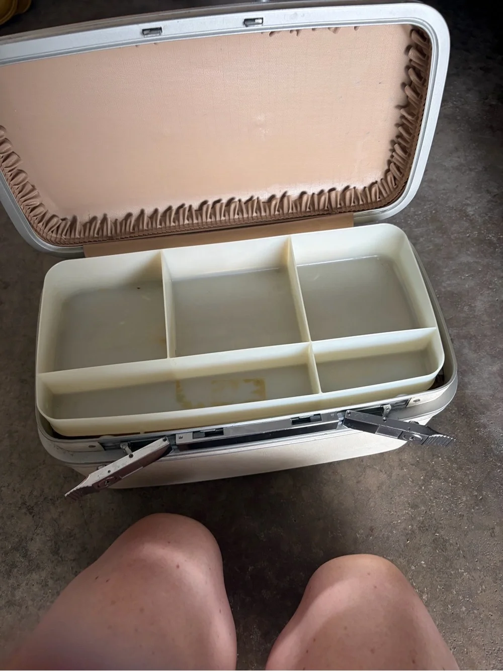 Vintage Samsonite White and Silver Vintage Makeup Train Case in great condition